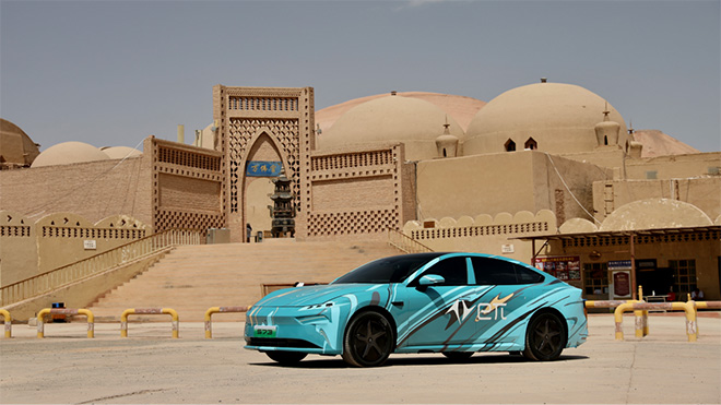 东风eπ首款轿车车型在吐鲁番参加极热测试