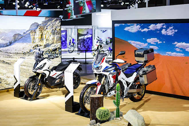 X-ADV(左)、CRF1100L Africa Twin(右) X-ADV(左)、CRF1100L Africa Twin(右)