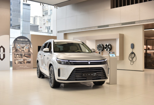 问界新M7，拍摄于实体店