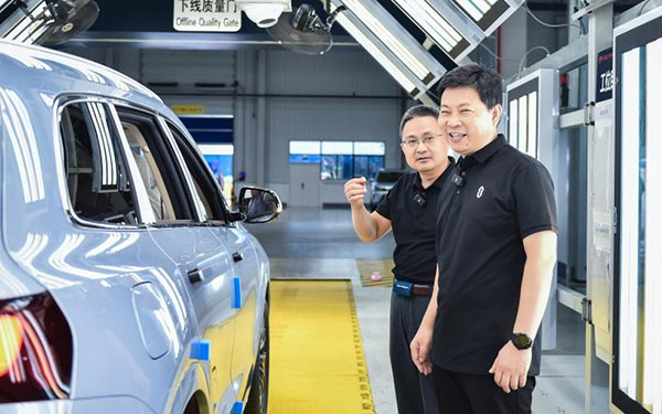 赛力斯汽车智慧工厂直播秀造车 问界新M7下定用户直呼“值得”_图片新闻