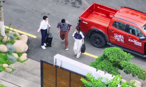 与Twins组合一起 全新D-MAX V-CROSS相约《温暖的客栈》