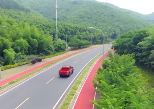 与Twins组合一起 全新D-MAX V-CROSS相约《温暖的客栈》