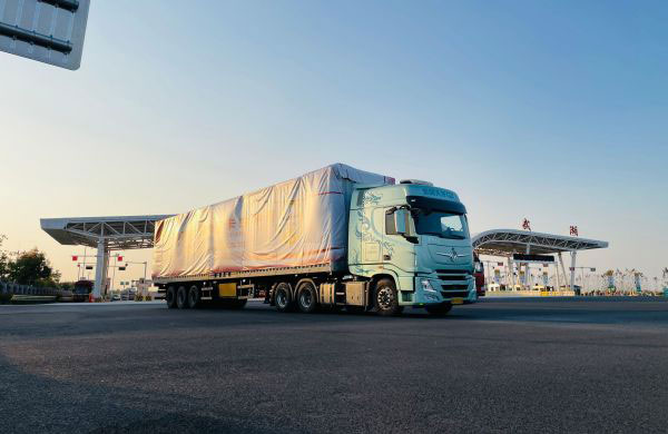 东风天龙GX 自主L2+智能驾驶牵引车 荣获2024中国创新卡车奖 东风天龙GX 自主L2+智能驾驶牵引车 荣获2024中国创新卡车奖