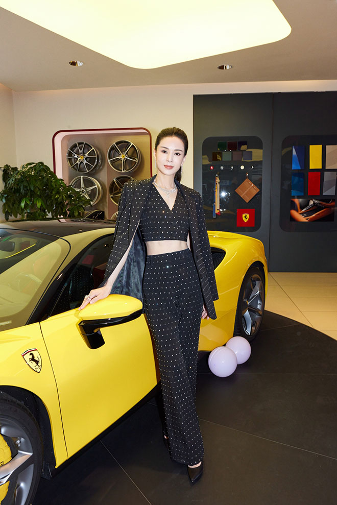 李若彤闪现厦门 乘坐法拉利跑车又美又飒 李若彤闪现厦门 乘坐法拉利跑车又美又飒