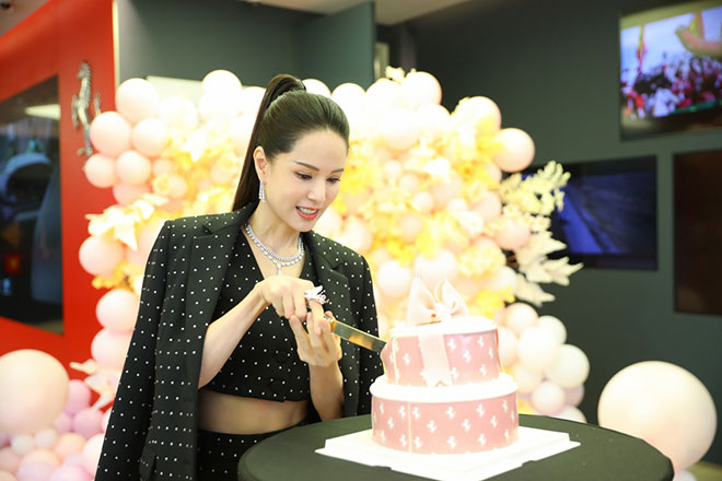 李若彤闪现厦门 乘坐法拉利跑车又美又飒 李若彤闪现厦门 乘坐法拉利跑车又美又飒