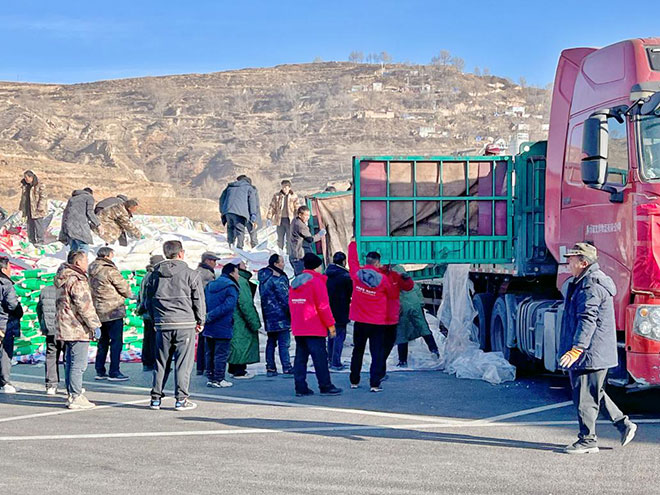 鸿日汽车集团第一批救援物资正在卸货