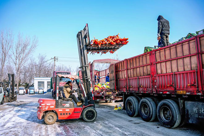 鸿日汽车集团组织专门力量采购装运救援物资