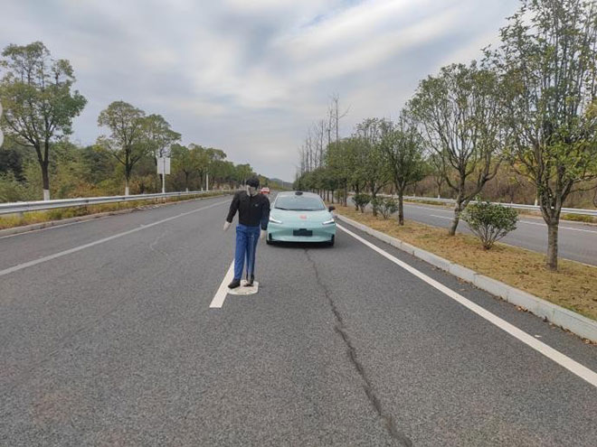 在正常天气环境和专业场地内开展的智能驾驶汽车AEB测试 在正常天气环境和专业场地内开展的智能驾驶汽车AEB测试
