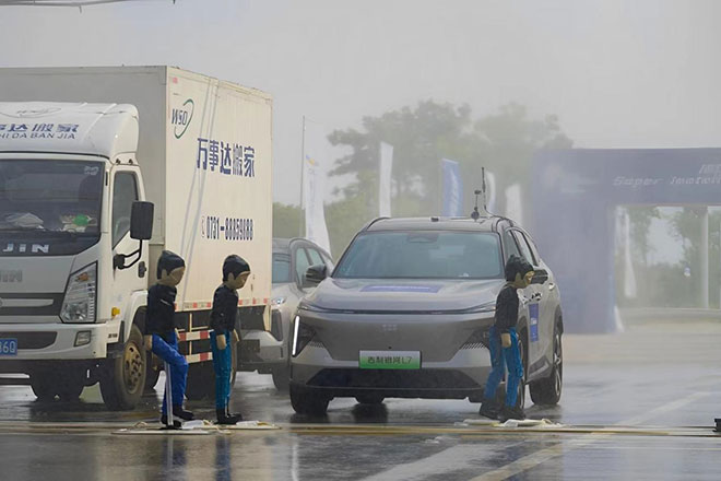 雨天多目标识别场景示例