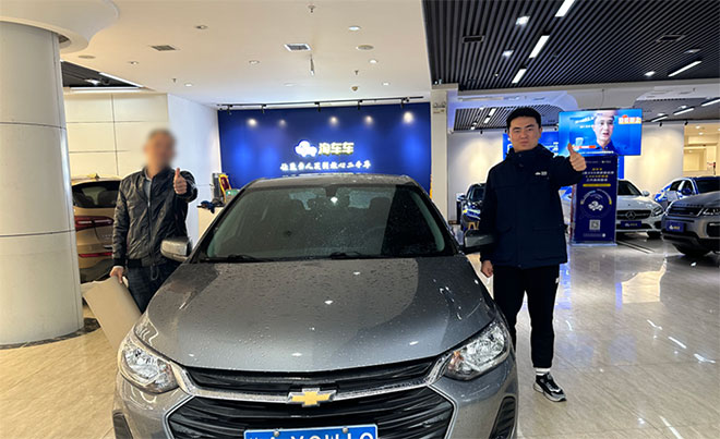 高靖正在同客户交付车辆 高靖正在同客户交付车辆