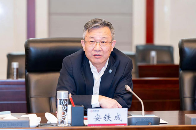 安铁成 安铁成