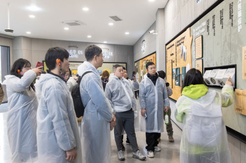 跟随专家老师参观基地,探索大熊猫保护的前世今生 跟随专家老师参观基地,探索大熊猫保护的前世今生