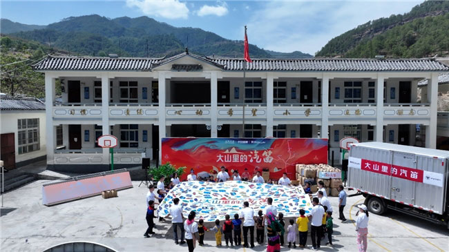 奥铃与平安租赁共筑爱心 《大山里的汽笛》公益活动点亮丽江