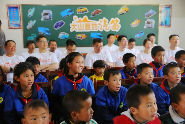 奥铃与平安租赁共筑爱心 《大山里的汽笛》公益活动点亮丽江