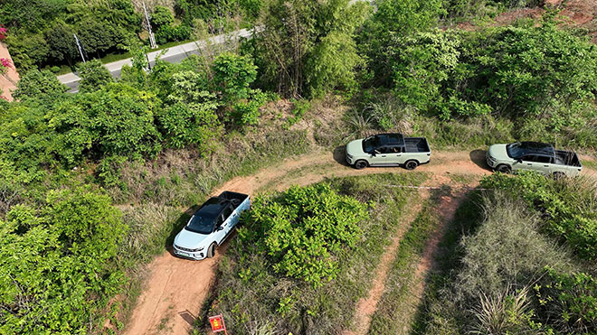 试驾会参与者体验丛林穿越路段