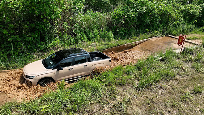 试驾会参与者体验涉水路段 