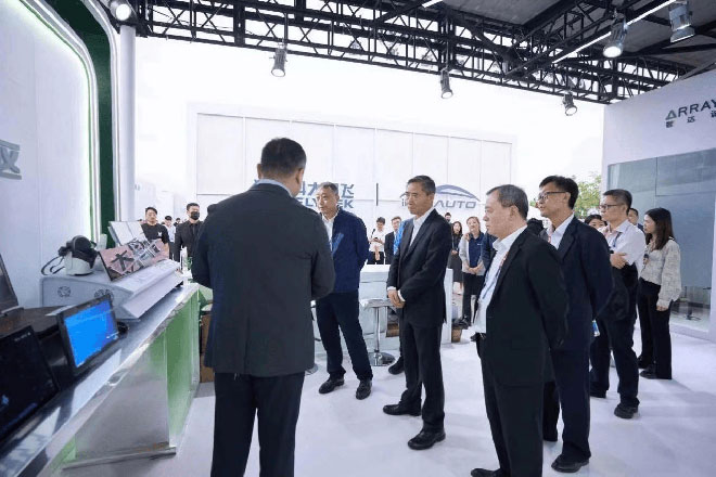 辛国斌副部长北京车展体验峰昇OS操作系统 