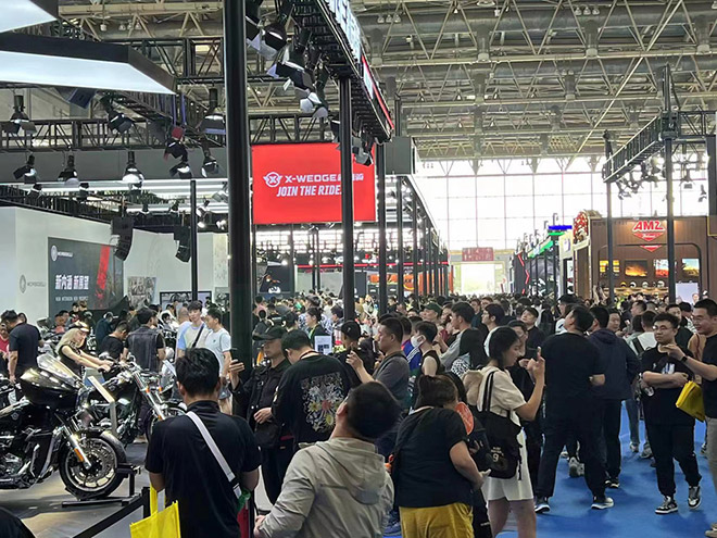 2024北京摩博会  MOTOEYE国产头盔智能抬头显示技术引领新一代人机交互