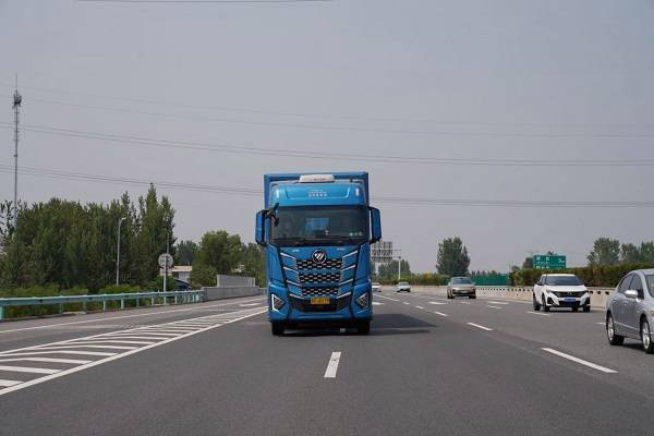 欧曼自动挡燃气车“云巅穿越之旅”首日畅行两千里 百公里气耗25kg 欧曼自动挡燃气车“云巅穿越之旅”首日畅行两千里 百公里气耗25kg