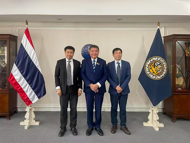 右一:吉利雷达CEO凌世权 右二:泰国副总理兼商业部长普坦·卫査亚猜(Mr.Phumtham Wechayachai) 左一:吉利雷达CFO 王达学 右一:吉利雷达CEO凌世权 右二:泰国副总理兼商业部长普坦·卫査亚猜(Mr.Phumtham Wechayachai) 左一:吉利雷达CFO 王达学