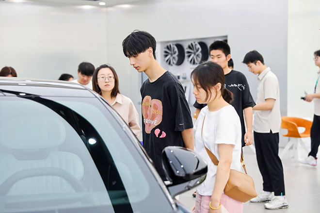 7月20日领克Z10展厅品鉴全面启动，多地门店迎来人流高峰