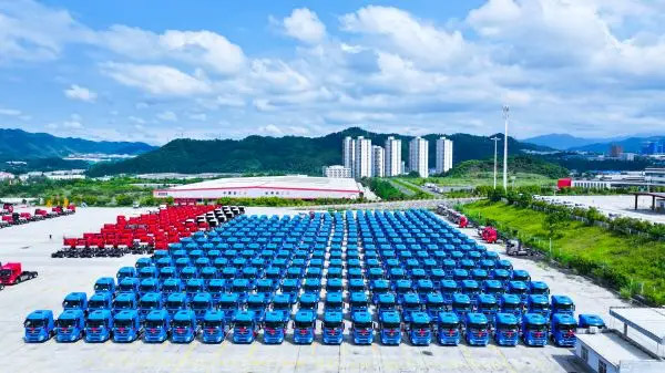 400台东风天龙旗舰KX智能重卡交付