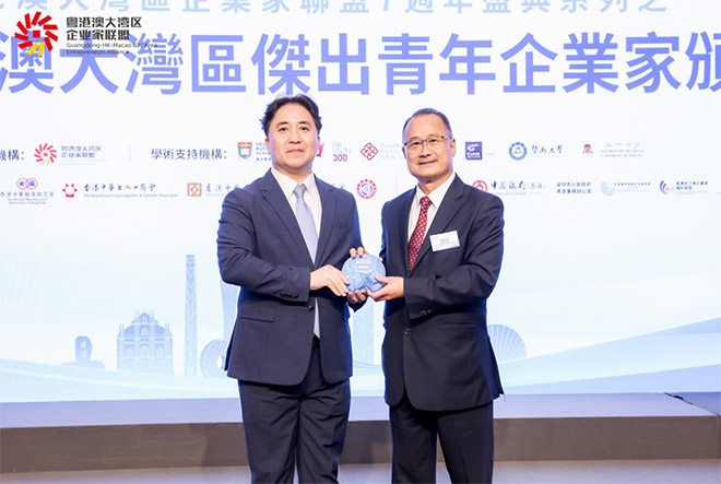 联盟主席蔡冠深博士(右)为金寅基先生(左)颁奖 联盟主席蔡冠深博士(右)为金寅基先生(左)颁奖