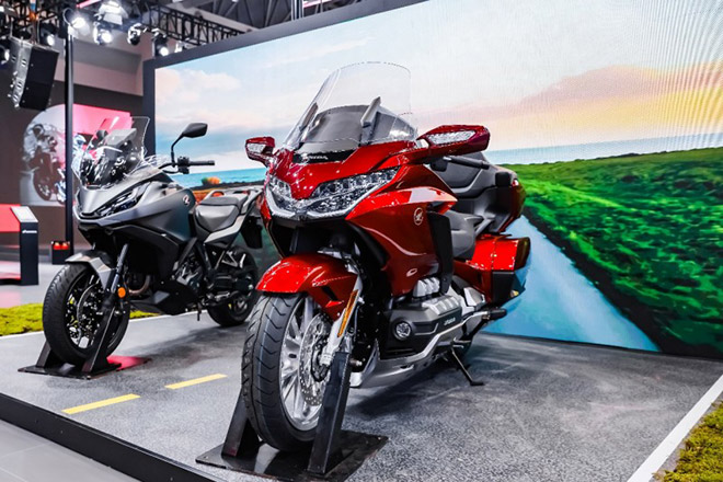 NT1100(左)、GL1800 Gold Wing Tour(右) NT1100(左)、GL1800 Gold Wing Tour(右)