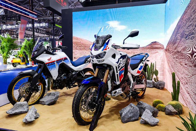 XL750 TRANSALP(左)、CRF1100L Africa Twin(右) XL750 TRANSALP(左)、CRF1100L Africa Twin(右)