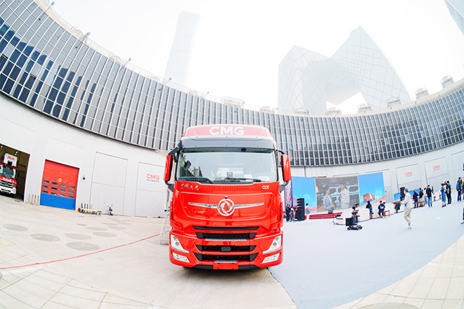 中国红 乘东风 东风天龙GX荣耀交付中央广播电视总台