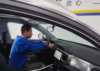 海军正在车内验车 海军正在车内验车