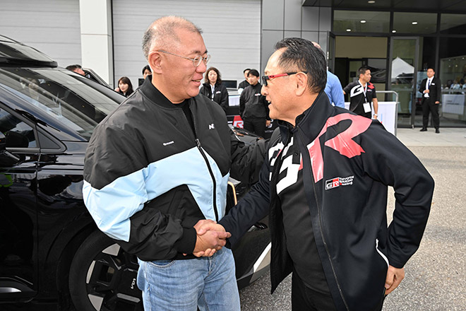 郑义宣(左)与丰田章男(右) 郑义宣(左)与丰田章男(右)