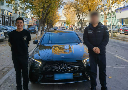 政庆(左)与薛先生交车 政庆(左)与薛先生交车