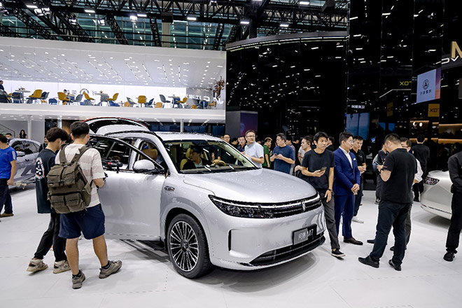 问界新M7车展受热捧 车主团现场分享购车心得