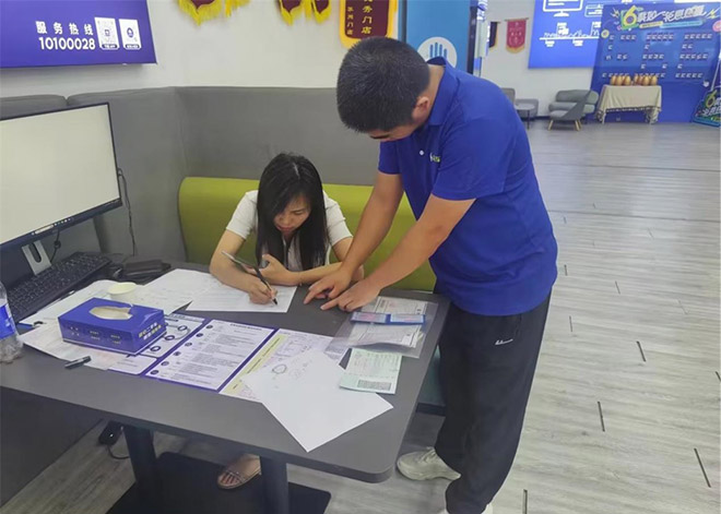 刘磊(右)正在服务客户 刘磊(右)正在服务客户