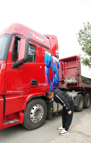 百公里省10L油 欧曼星翼520混动重卡运输砂石料高效节油