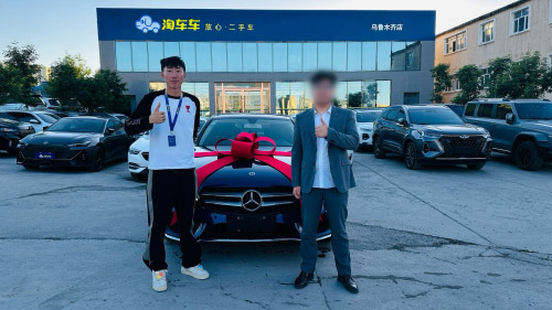 晨宇(左)与客户成交车辆中