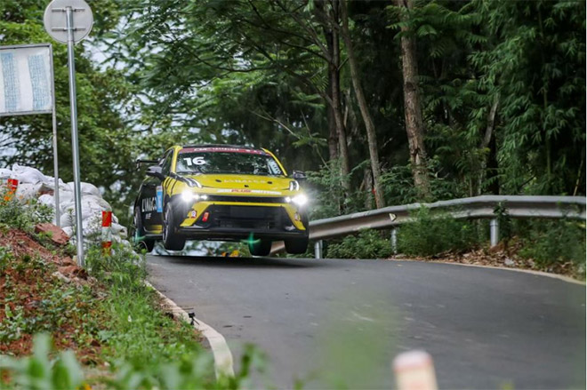 领克全系亮相CHC中国汽车登山赛锦标赛