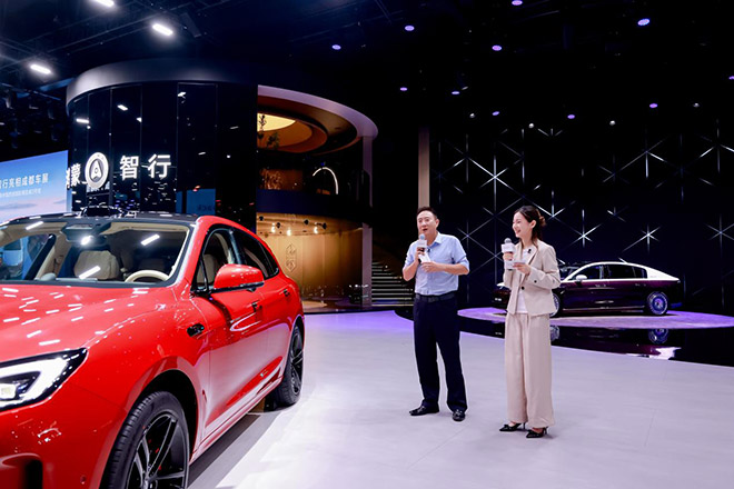 谭乔直播解读问界新M5 Ultra跃影红新色