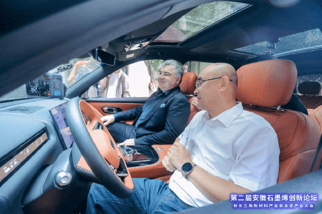 诺奖得主康斯坦丁体验吉利汽车