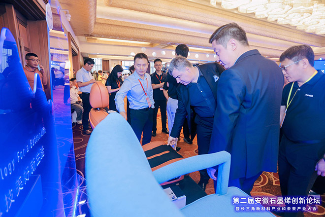 诺奖得主康斯坦丁体验爱尚家科技2022北京冬奥主席台座椅