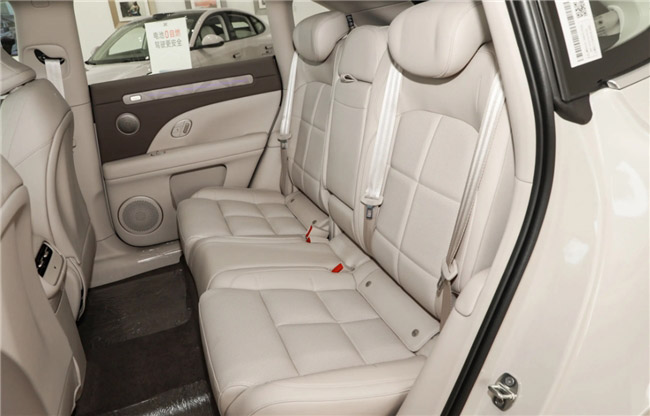智己LS6后排空间