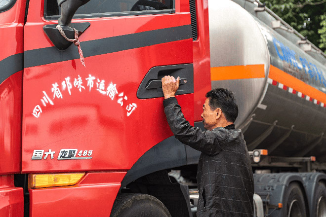 30余载与卡车为伴 东风龙擎是他运酒路上“最强芯”