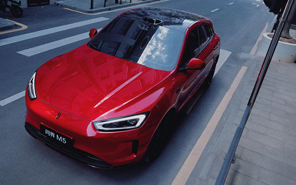 无惧大雾天气与拥堵路况，问界新M5 Ultra让您冬日通勤更从容