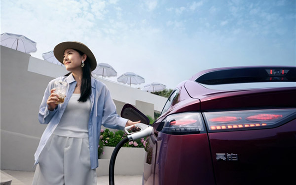 20万级纯电SUV终极PK:昊铂HT vs 智己LS6,谁更值得入手?_图片新闻