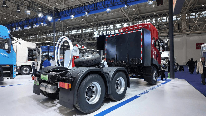 15分钟级兆瓦超充补能 东风天龙KL兆瓦超充牵引车