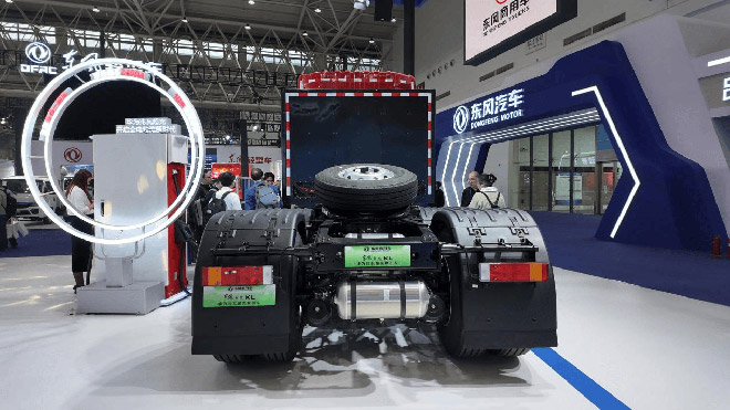 15分钟级兆瓦超充补能 东风天龙KL兆瓦超充牵引车