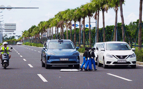 中汽研统一实测标准,鸿蒙智行展现全场景安全能力