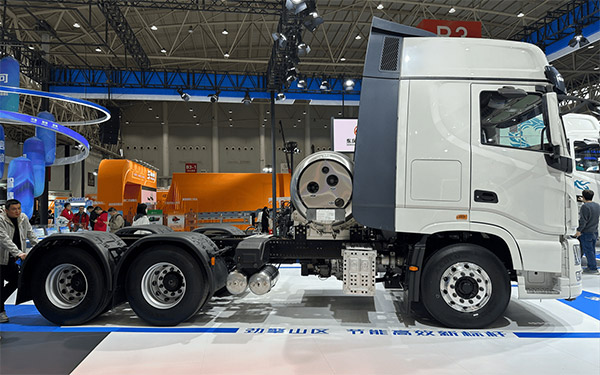 降本、合规如何兼得？看看东风天龙KX双擎混动牵引车的答案