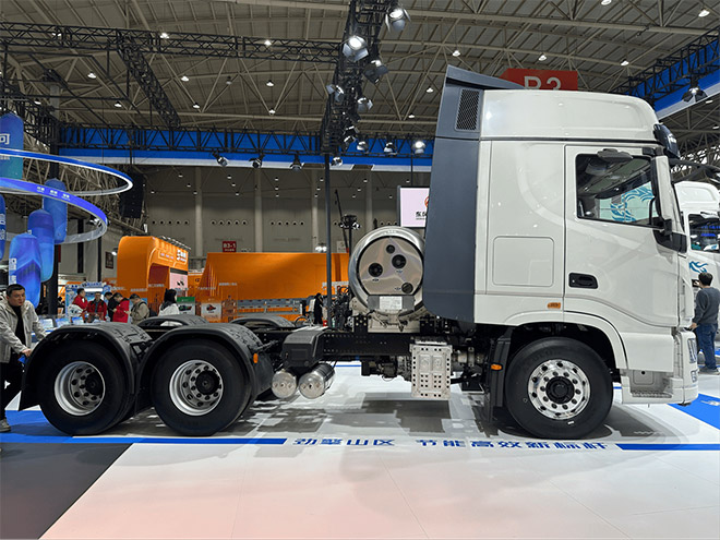 降本 合规兼得 东风天龙KX双擎混动牵引车